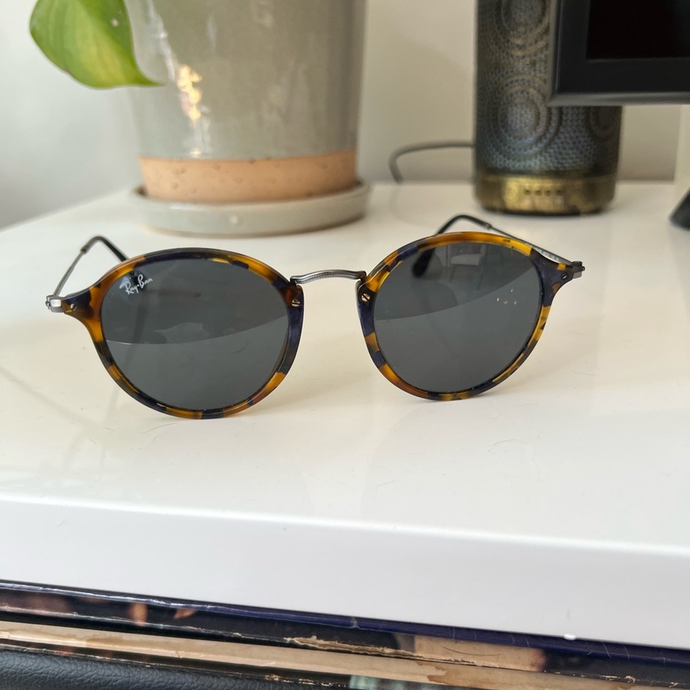 Ray Ban Sunglasses Round Fleck Tortoise